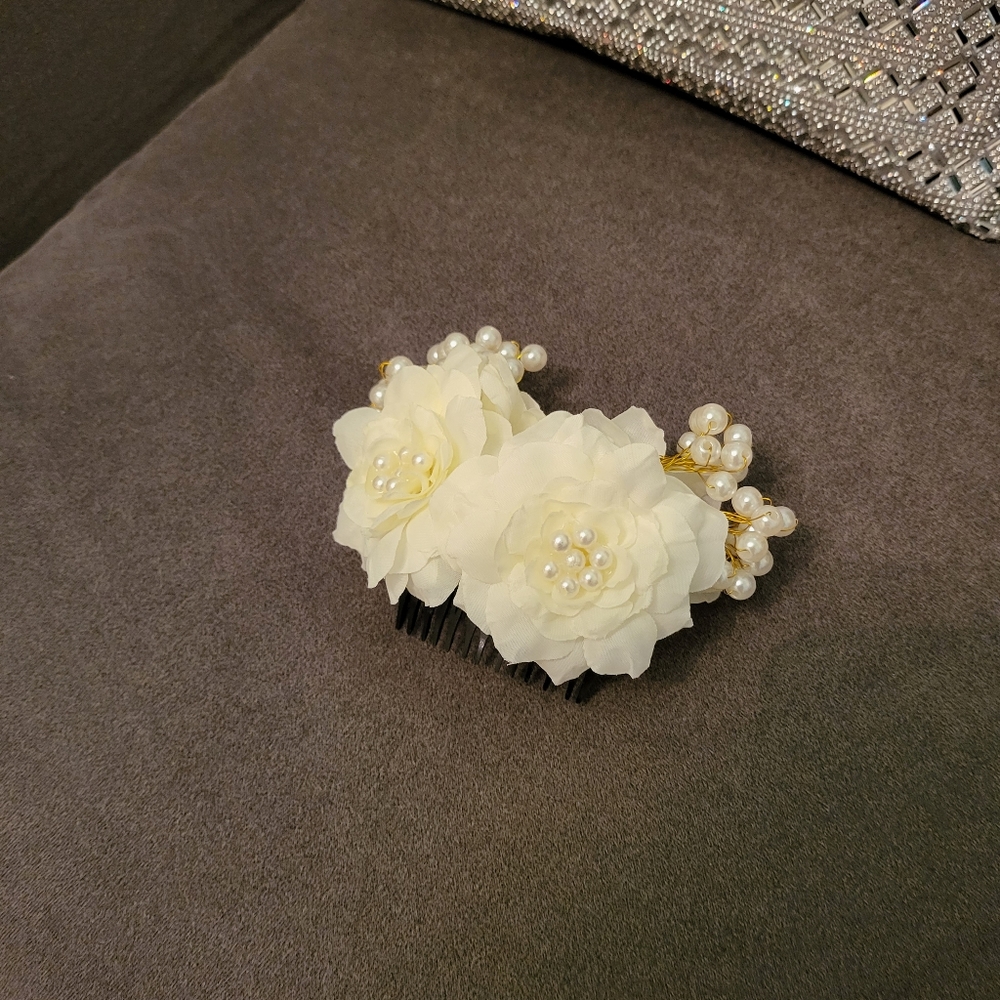 Handmade gardenia and pearl hair comb - Picture 2 of 4